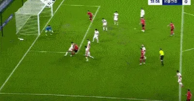 世界杯-费利佩禁区头球攻门，球稍稍打高